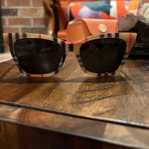 Beautiful Burberry Sunglasses in excellent shape